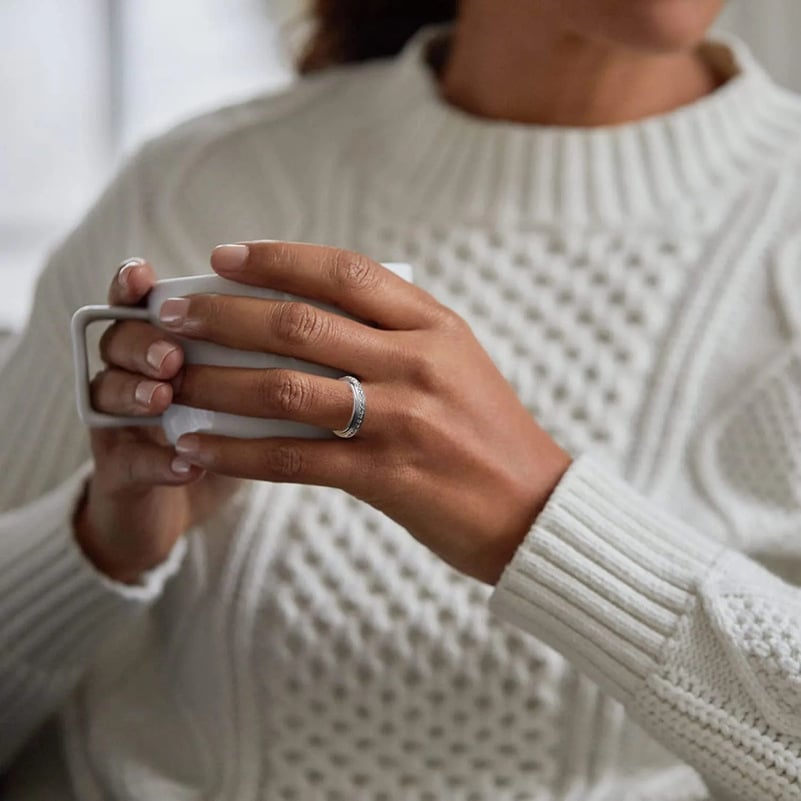 🎁Glitrende snurrende ring, lindrer angst, symboliserer løfter og lykke, vanntett og fargebestandig